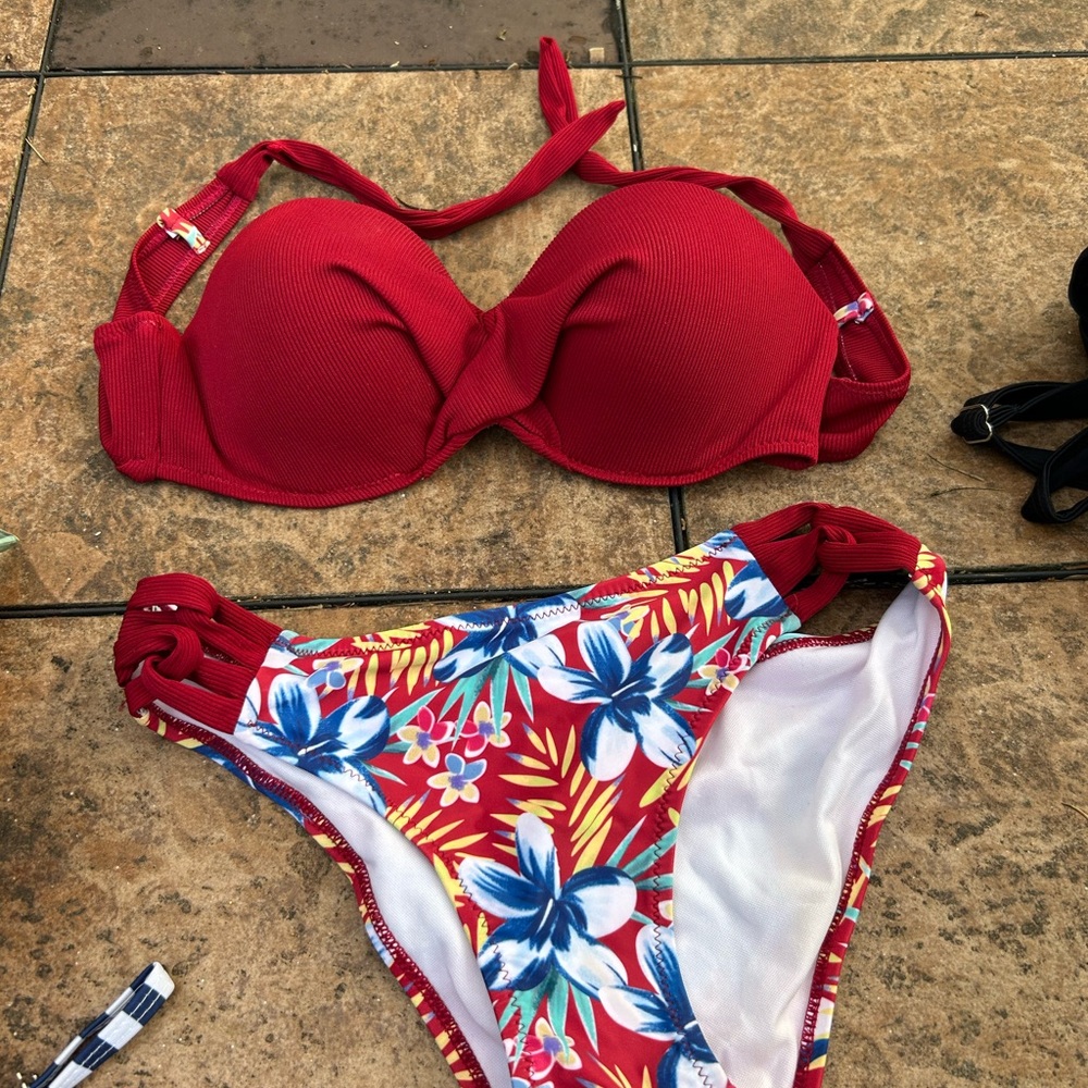 Red Bikini Set with Underwire Top and Classic Design